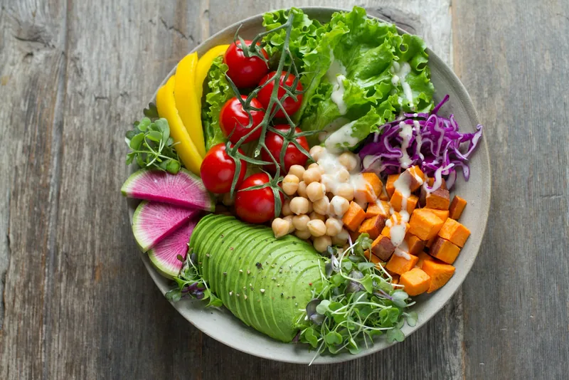 Imagem ilustrativa: Salada crocante com ovos